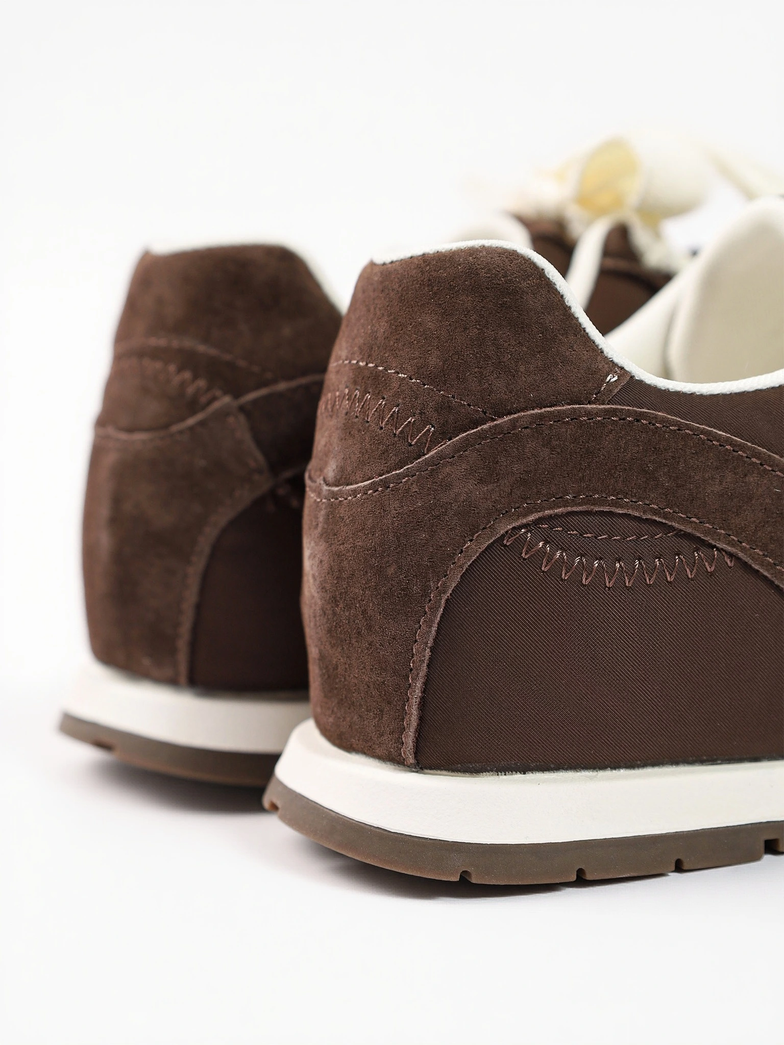 Кроссовки комбинированные темно-коричневого цвета на низкой подошве